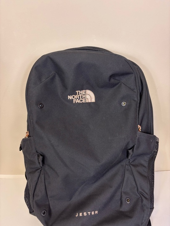 black and rose gold jester north face backpack The Everyday Laptop Backpack, Ashen Purp/Blk, OSFA up design sounds like a small thing until you are trying to pack it in a hurry and realize you are not fighting the bag to stay open while you load it The North Face Jester Black